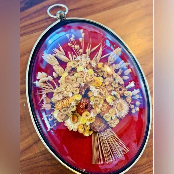 Vintage Belgian Floral Wall Art – Dried Flower Bouquet in Red Velvet Oval Frame - Picture 3 of 11